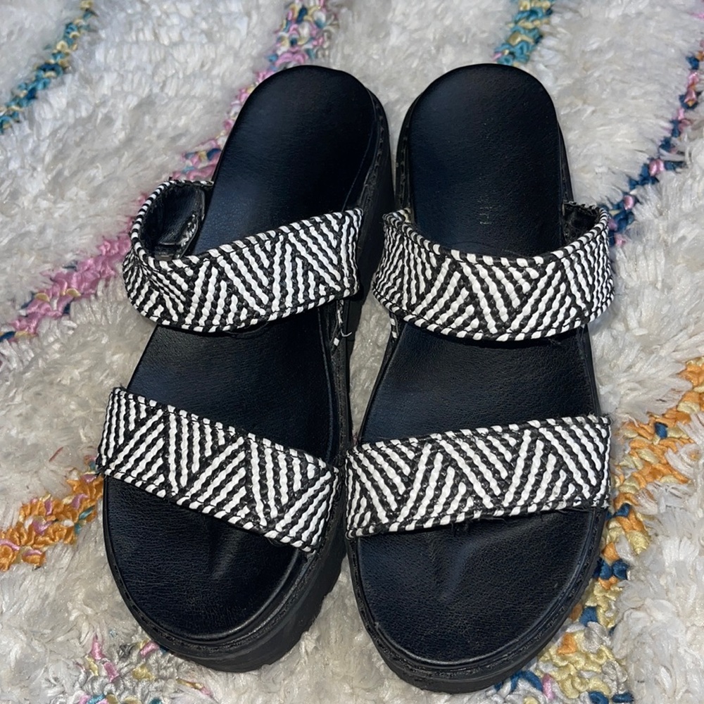 Platform tribal wicker sandals